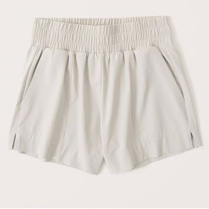 NWT, Abercrombie traveler shorts in beige, size XS